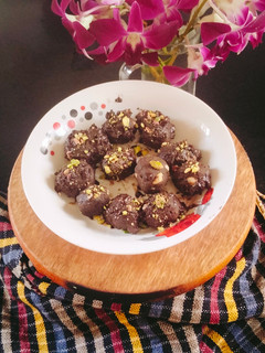 A picture of Chocolate ladoo/dark fantasy biscuits laddu.