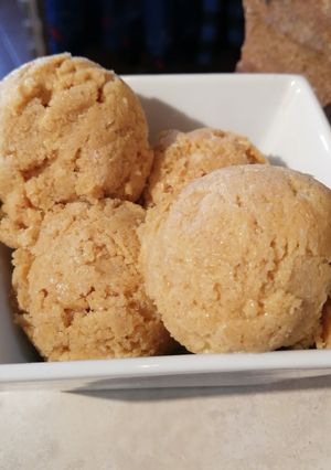 Una foto de Helado de yogurt, banana y dulce de leche