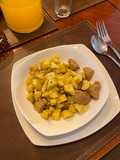 Guiso de carne con papas fritas y ensalada palta, mango y tomate
