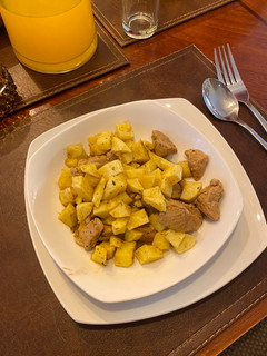 Una foto de Guiso de carne con papas fritas y ensalada palta, mango y tomate