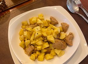 Una foto de Guiso de carne con papas fritas y ensalada palta, mango y tomate