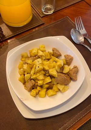 Una foto de Guiso de carne con papas fritas y ensalada palta, mango y tomate