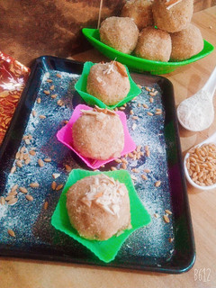 मावा आटे के लड्डू (mawa atte ke ladoo recipe in Hindi) रेसिपी मुख्य फोटो