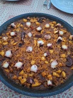 Una foto de Paella de pulpo y gambones