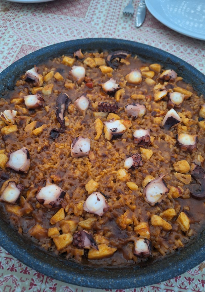 Una foto de Paella de pulpo y gambones