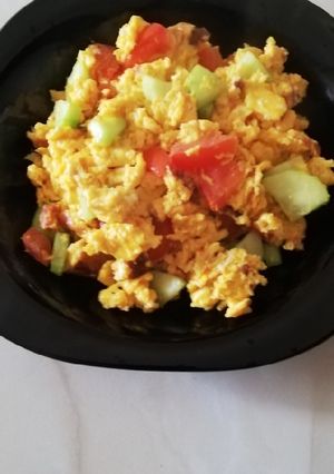 Zöldséges, picit szalámis rántotta recept fotója