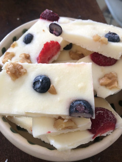 Una foto de Turrón helado de yogurt, chocolate y frutos rojos