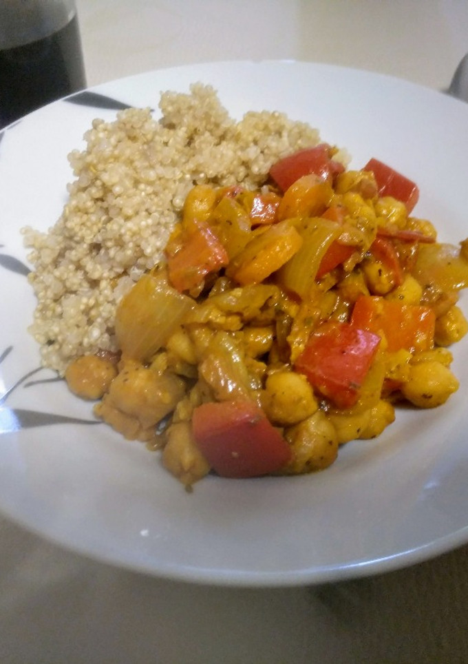 Una foto de Wok de garbanzos salteados con bacon, cebolla y pimiento