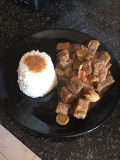 Una foto de Carne en salsa con champiñones