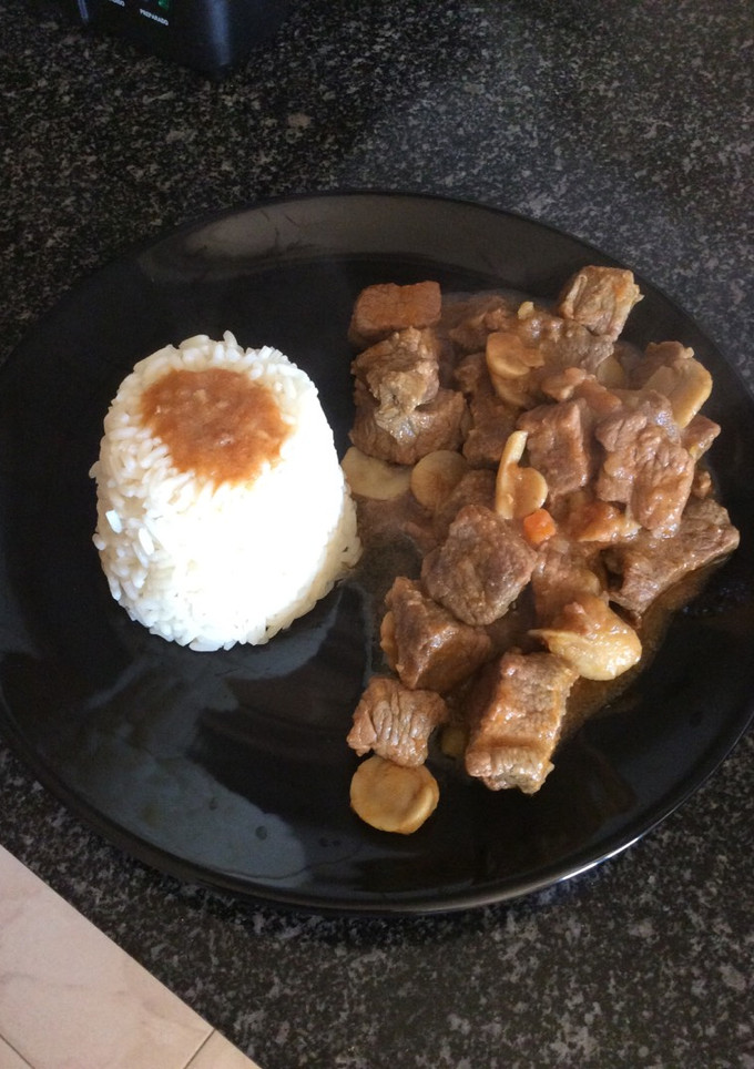 Una foto de Carne en salsa con champiñones