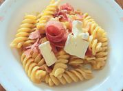 Una foto di pasta col brie