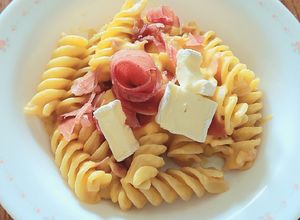 Foto di Pasta con crema di zucca, bresaola e brie