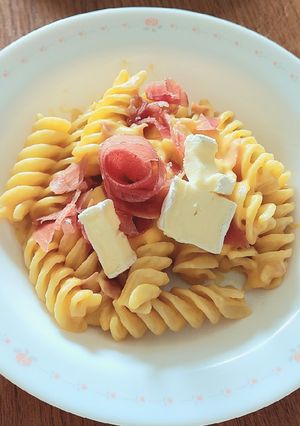 Foto di Pasta con crema di zucca, bresaola e brie