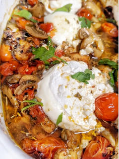 Una foto de Pollo jugoso con burrata y tomates cherry en salsa balsámica