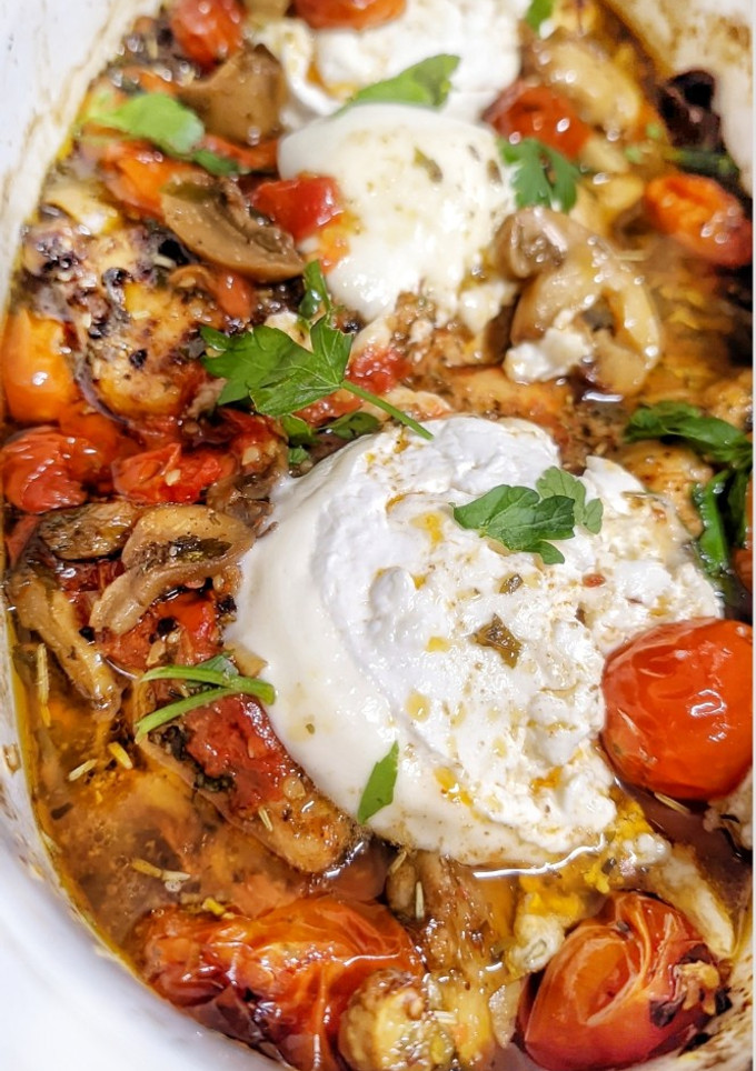 Una foto de Pollo jugoso con burrata y tomates cherry en salsa balsámica