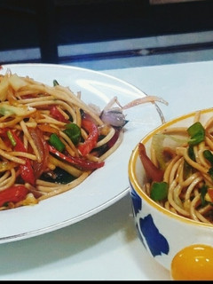 वेज हक्का नूडल्स (Veg hakka noodles recipe in Hindi) रेसिपी मुख्य फोटो
