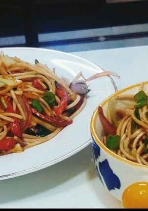 वेज हक्का नूडल्स (Veg hakka noodles recipe in Hindi) रेसिपी मुख्य फोटो