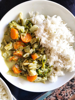 Una foto de Curry verde de verduras