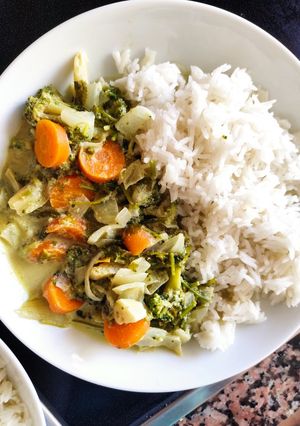 Una foto de Curry verde de verduras