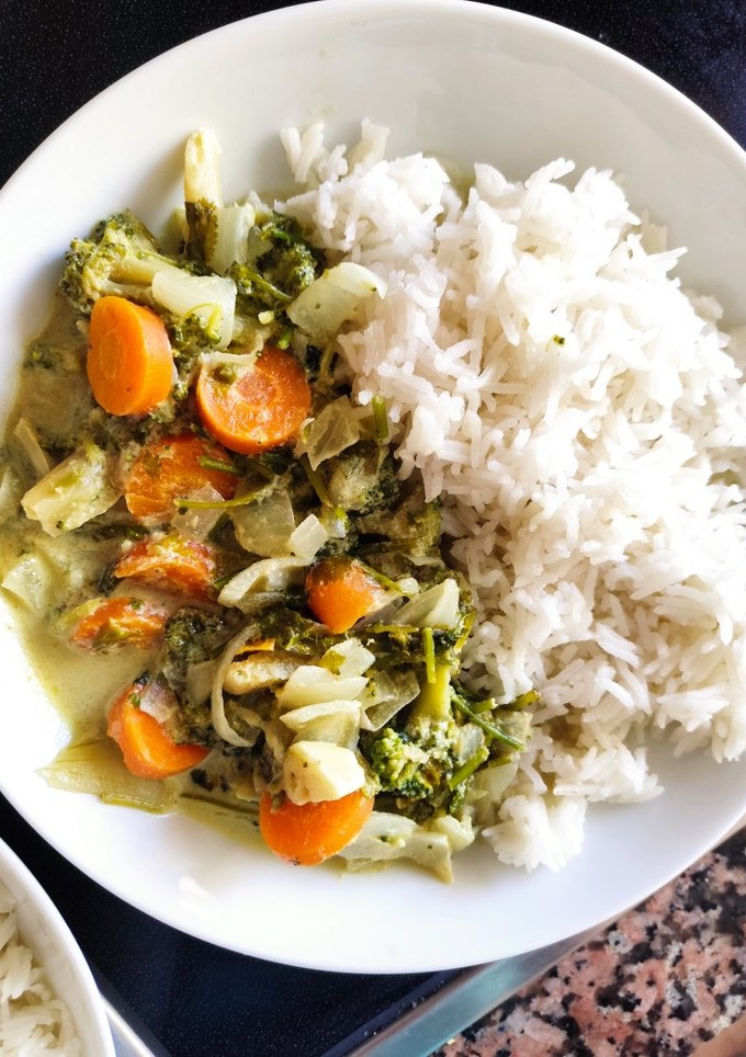 Una foto de Curry verde de verduras