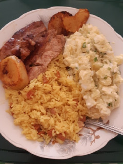 Una foto de Cerdo, con arroz y ensalada