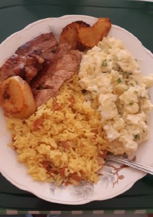 Una foto de Cerdo, con arroz y ensalada
