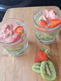 Mocktail glacé fraise, citron et kiwi