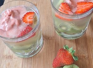Une photo de Mocktail glacé fraise, citron et kiwi