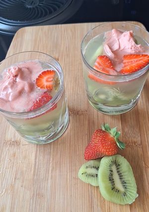 Une photo de Mocktail glacé fraise, citron et kiwi