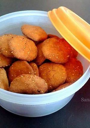 मीठी मठरी (Meethi mathri recipe in hindi) रेसिपी मुख्य फोटो