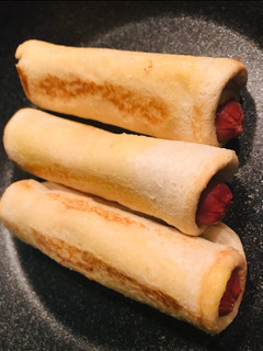 A picture of Vienna roll ups.