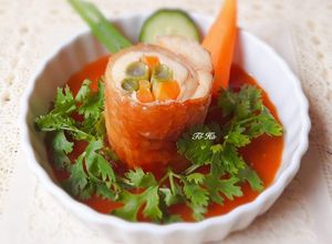 Hình của món GÀ cuộn rau củ nướng.