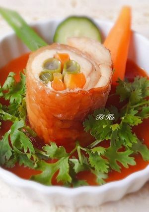 Hình của món GÀ cuộn rau củ nướng.