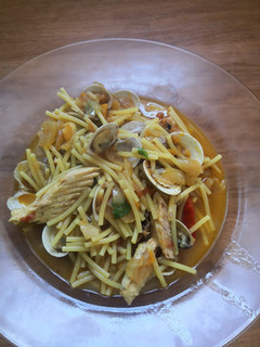 Una foto de Fideos con caballa y almejas