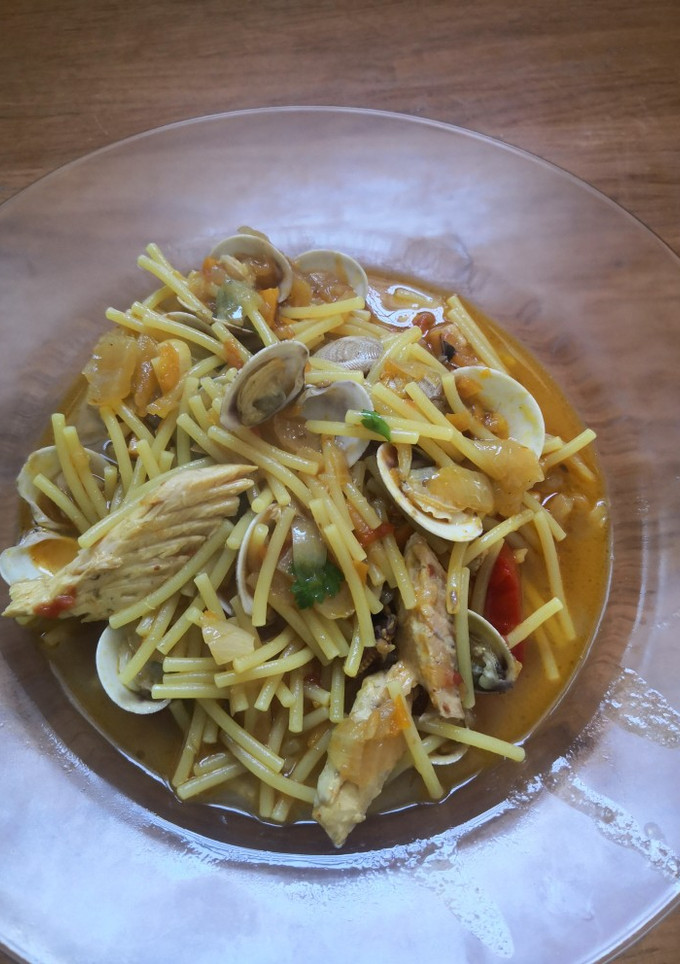 Una foto de Fideos con caballa y almejas