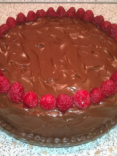 Una foto de Tarta de chocolate y frambuesas con Frosting de chocolate y nutella