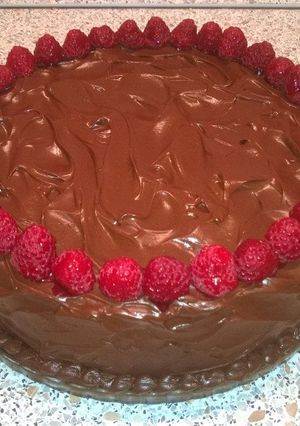 Una foto de Tarta de chocolate y frambuesas con Frosting de chocolate y nutella