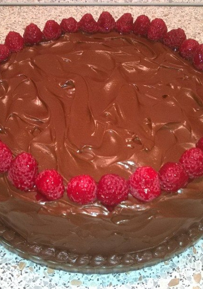 Una foto de Tarta de chocolate y frambuesas con Frosting de chocolate y nutella