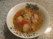 Una foto de sopa de lima