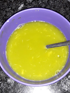 Una foto de Zumo de naranja natural con Té Matcha