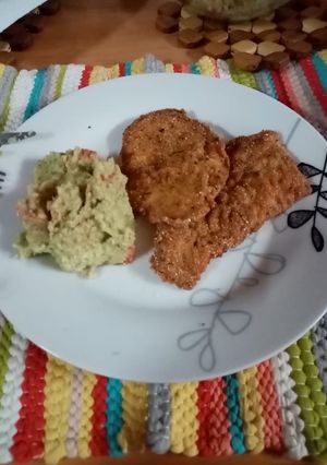 Una foto de Milanesas de pollo enharinadas con harina de maíz y galleta molida