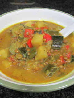 Una foto de Sopa de lentejas Pardina con calabacines, pimientos y apio nabo al cúrcuma - veggie
