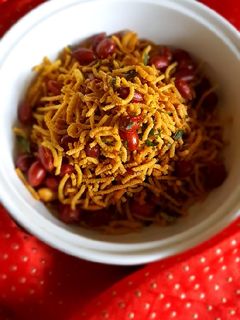 રાજગરા ના લોટ ની સેવ (Rajgira Flour Sev Recipe In Gujarati) રેસીપી મુખ્ય ફોટો