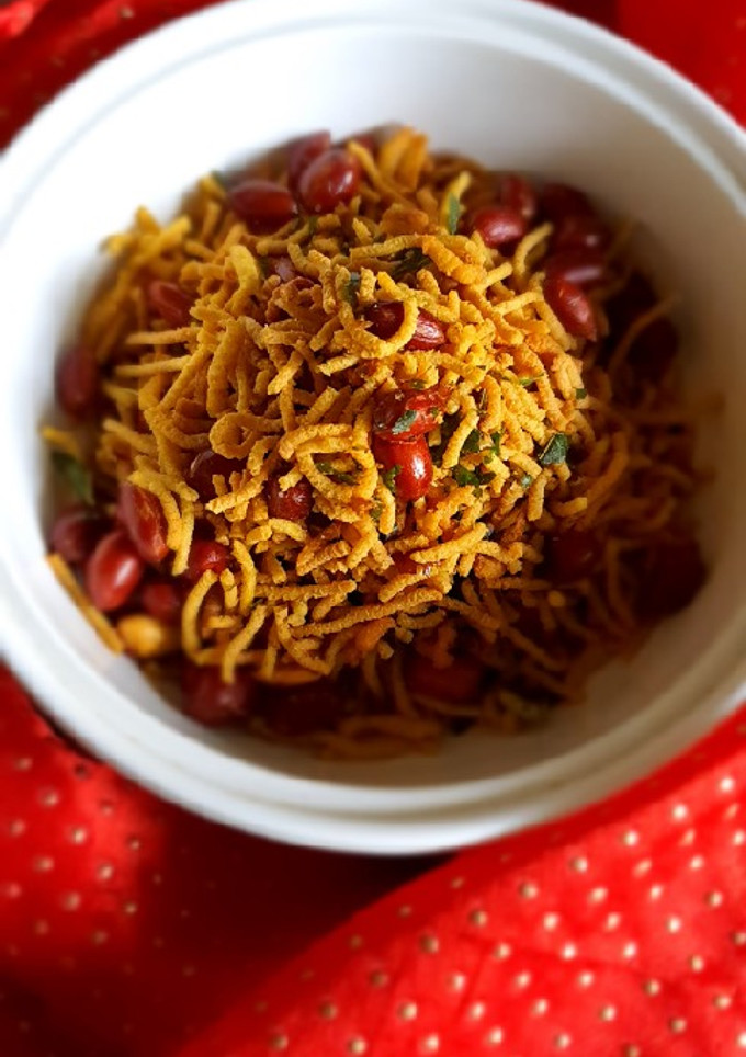 રાજગરા ના લોટ ની સેવ (Rajgira Flour Sev Recipe In Gujarati) રેસીપી મુખ્ય ફોટો