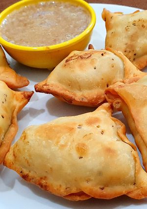સમોસા (Samosa Recipe in Gujarati) રેસીપી મુખ્ય ફોટો