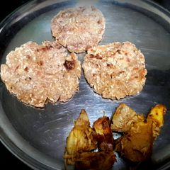A picture of Kuttu atta roti with jackfruit veggie.
