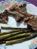 Chuletitas de cordero al horno con espárragos trigueros