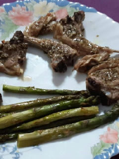 Una foto de Chuletitas de cordero al horno con espárragos trigueros