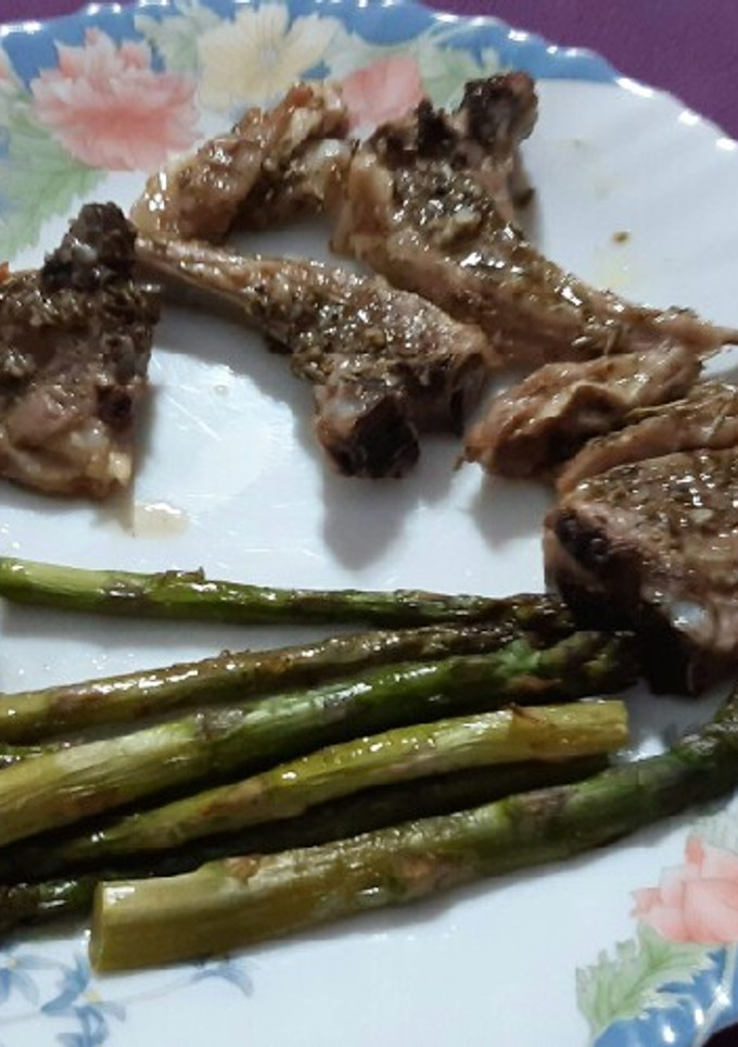 Una foto de Chuletitas de cordero al horno con espárragos trigueros