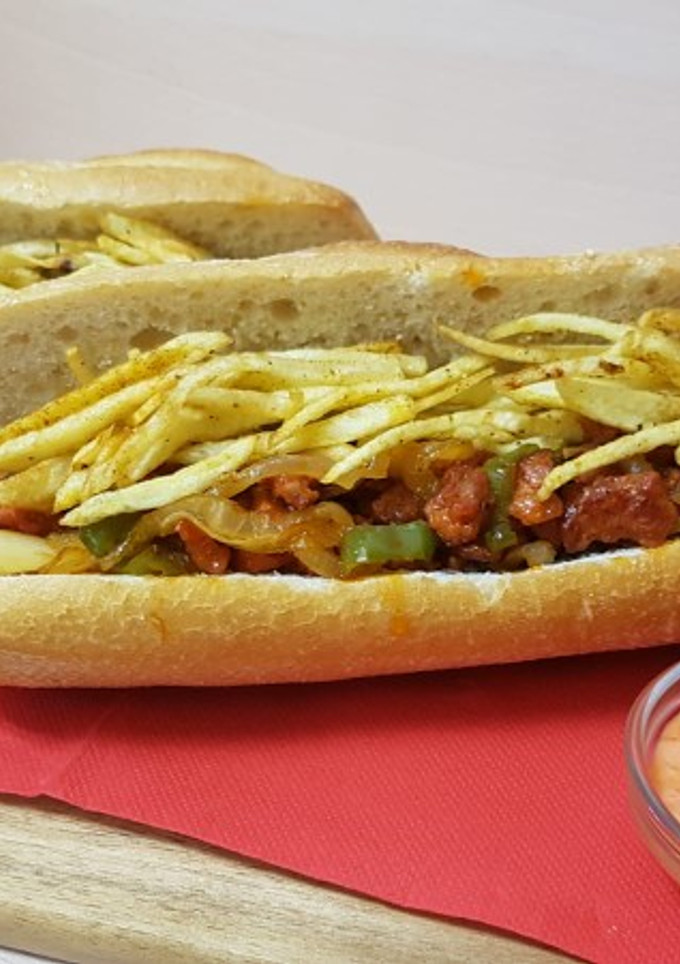 Una foto de Bocata de longaniza roja con patatas crujientes